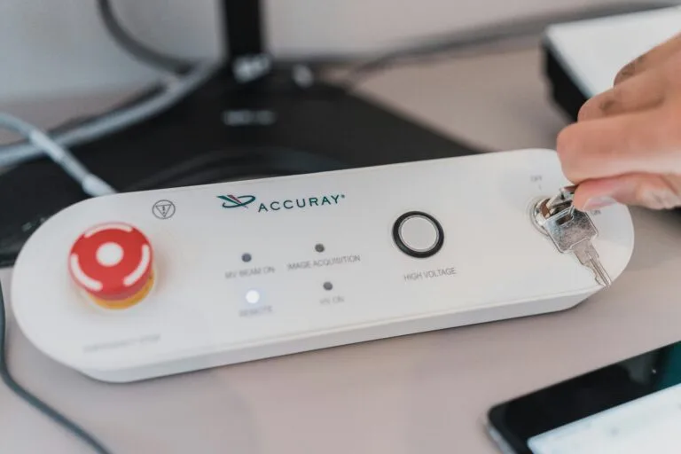 Nahaufnahme: Hand betätigt Schlüssel am Bedienfeld eines medizinischen Analysegeräts