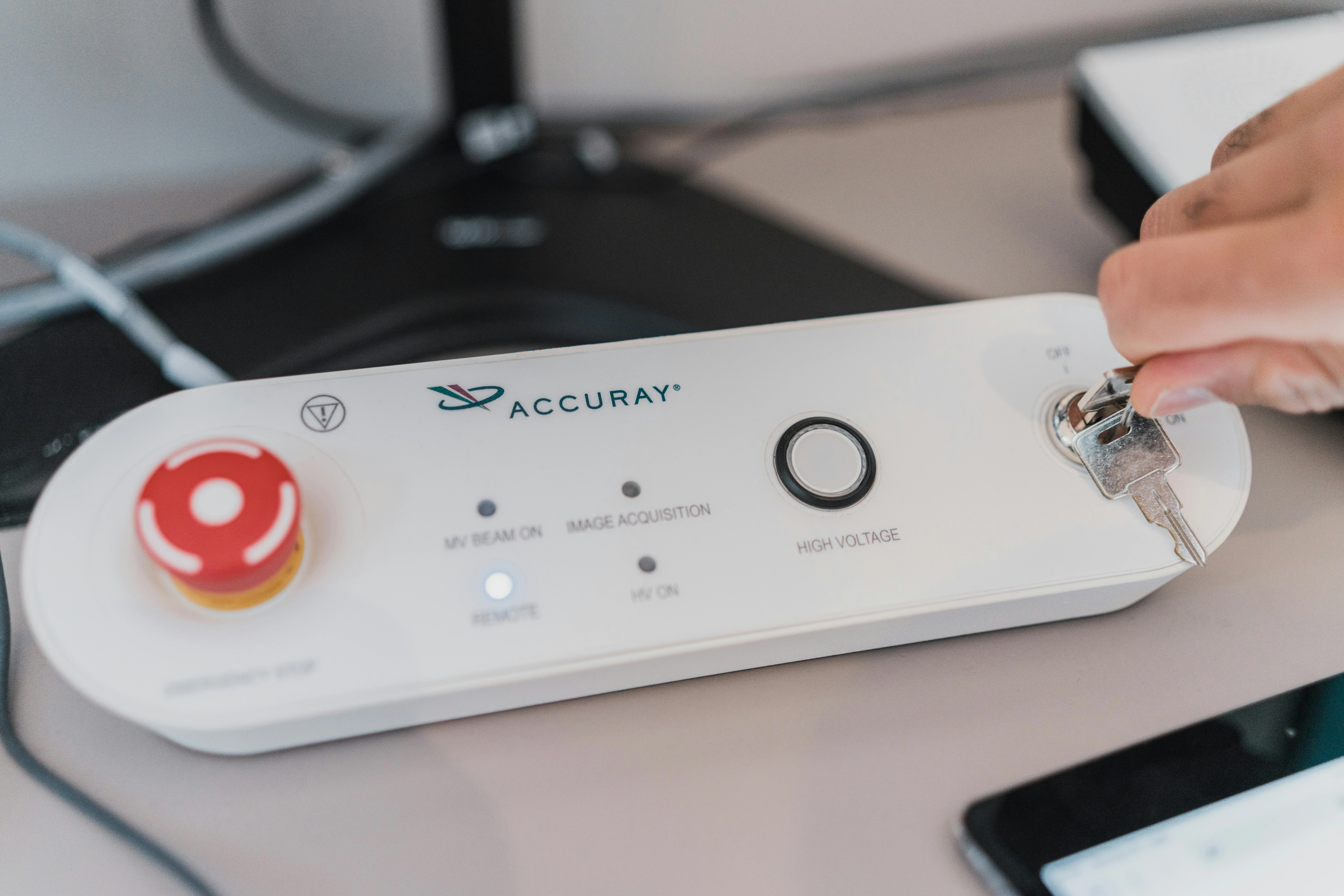 Nahaufnahme: Hand betätigt Schlüssel am Bedienfeld eines medizinischen Analysegeräts